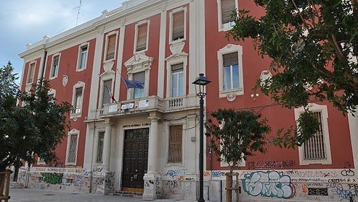 Bari, studentessa prende 5 a un compito e il padre aggredisce il docente: insulti, minacce e spintoni al liceo