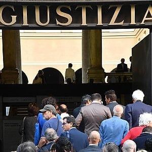 Ferrara, entrava in tribunale con coltello e tirapugni