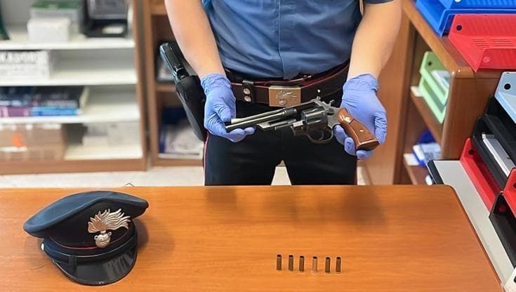 Spara ai ladri per sventare furto in azienda nel Bolognese, denunciato