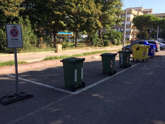 Bidoni, carrelli della spesa e sedie: a Bari l'occupazione dei parcheggi è selvaggia