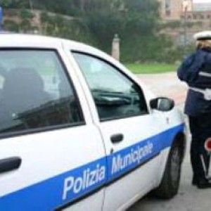 Insultano vigili a bordo di un motorino, autopattuglia contro un palo per evitare l'urto, due agenti ferite