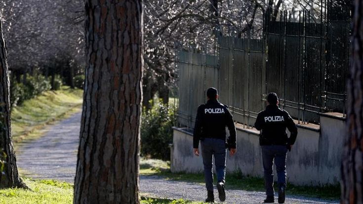 Il marito della donna precipitata nel pozzo: “Ho raggiunto i bimbi e lei non c’era più, era sparita”