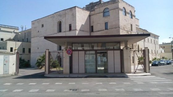 Lecce, costringono coetaneo all'autoerotismo e postano il video sui social: arresto per due minorenni
