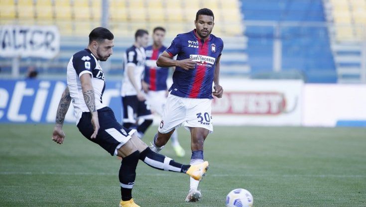 Messias tra gol e fede: "A Crotone guadagno bene, ma ricordo quando facevo il muratore in Piemonte. La mia vita è rimasta semplice"