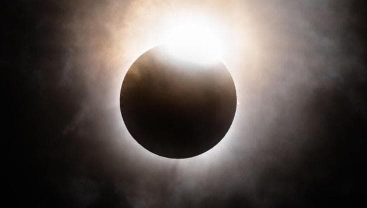 Eclissi solare del 12 agosto: come vederla e fotografarla senza danneggiare gli occhi
