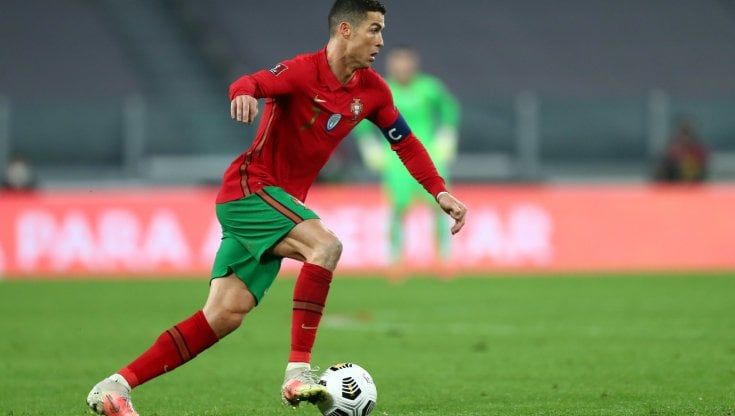 "Ronaldo ha firmato con l'Al Nassr per 200 milioni l'anno". Guadagnerà il triplo di Messi e Mbappé