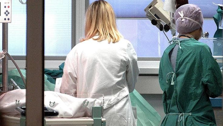 Migliora la bimba di 18 mesi operata per ematoma alla testa. L’ipotesi di una caduta accidentale