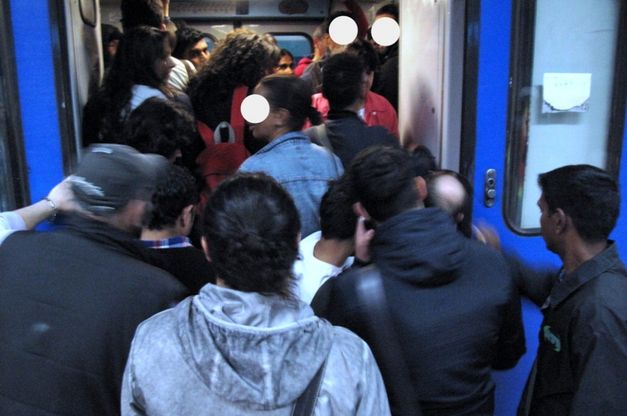 Bus e metro sovraffollati, la denuncia dei comitati