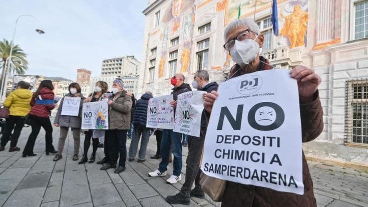 Bocciati i depositi chimici a Ponte Somalia. Il sindaco Bucci nel 2017 disse “A Sampierdarena no”, ma nel 2021, intercettato: “Si arrabbieranno, ma da qualche parte vanno messi”