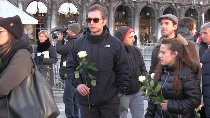 Funerali Solesin, rose bianche, silenzi e applausi. L'ultimo saluto a Valeria