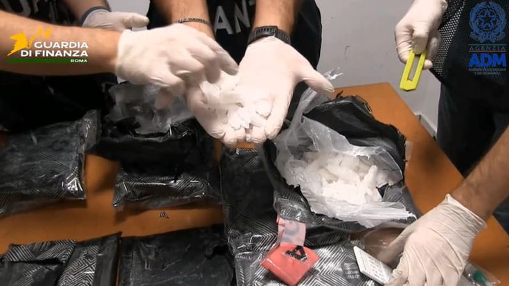 Coppia messicana si finge in vacanza a Roma, ma nelle valigie nasconde 18 chili di metanfetamina
