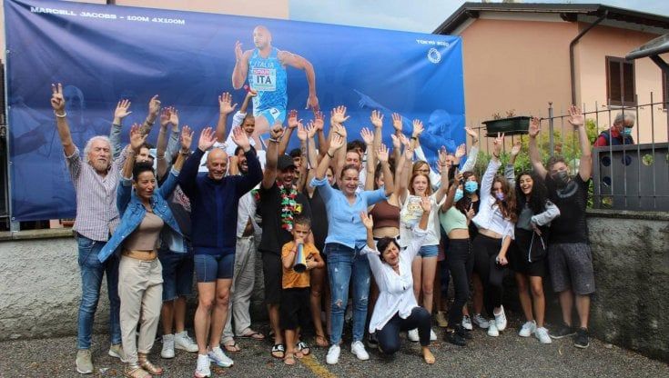Sul Garda è già iniziata la festa per Marcell Jacobs re dei 100. Mamma Viviana: "Giusto premio per tanta tenacia"
