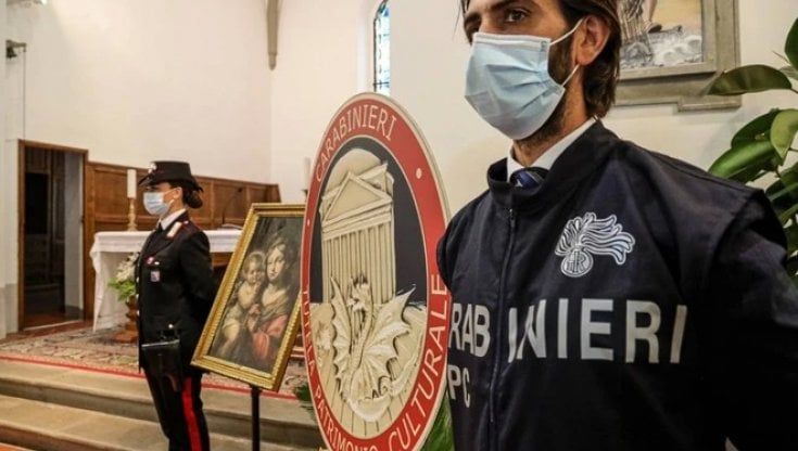 Vendono in fiera opera XVII secolo rubata 40 anni fa: i carabinieri la riportano in chiesa