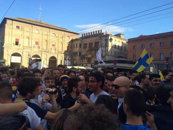 Festa promozione Parma 1913, il corteo dei tifosi e l'arrivo della squadra