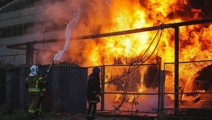 Ucraina, via ai black out  a rotazione: così Kiev si difende dalla strategia del freddo di Putin. "Caricate tutto quello che potete e cibo in scatola"