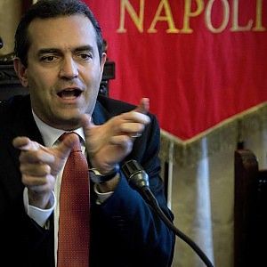 Comune, niente rimpasto: de Magistris tiene per s&egrave; lo Sport e i vigili e affida la Mobilit&agrave; a Calabrese