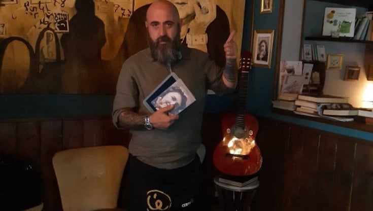 Per vent'anni operaio all'Ilva di Taranto, ora Vincenzo gestisce un caffè letterario: "Auguro a tutti un briciolo di follia"