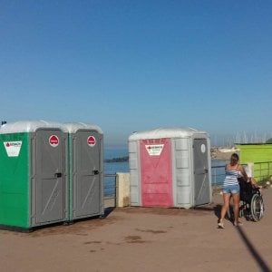 Roma, se non c’è il lido a impedire la vista del mare spunta il wc