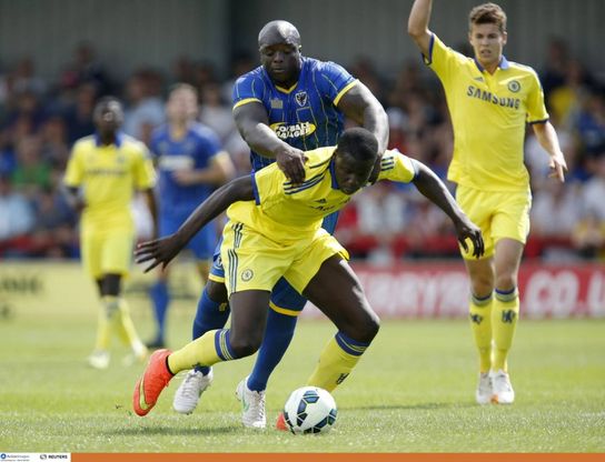 L'attaccante che mette paura a Mourinho: Akinfenwa pesa 101 kg