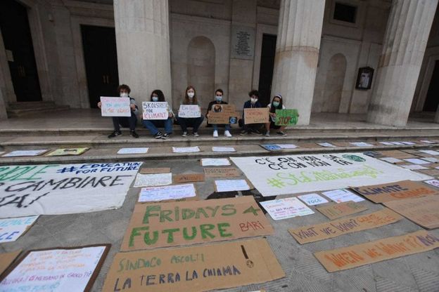 Bari, la manifestazione a sorpresa dei ragazzi di Fridays for Future: "Emergenza climatica non è finita"