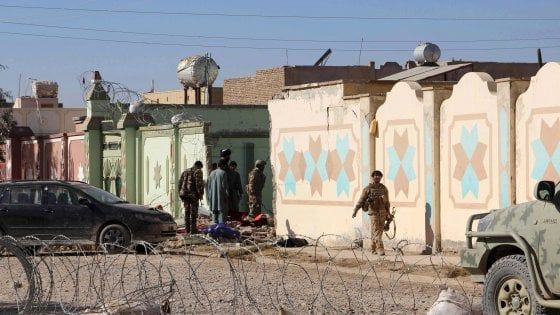 Offensiva terroristica dei talebani in Afghanistan: decine di vittime in tre città