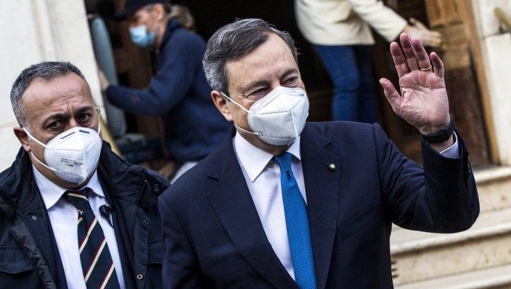 Dalle cene nelle taverne del Palio alla fila al mercato con la moglie, la vita "normale" di Draghi a Città della Pieve