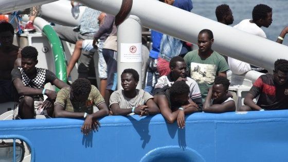 Ecco il piano Ue per i migranti. Ma Francia e Spagna: "Porti chiusi"