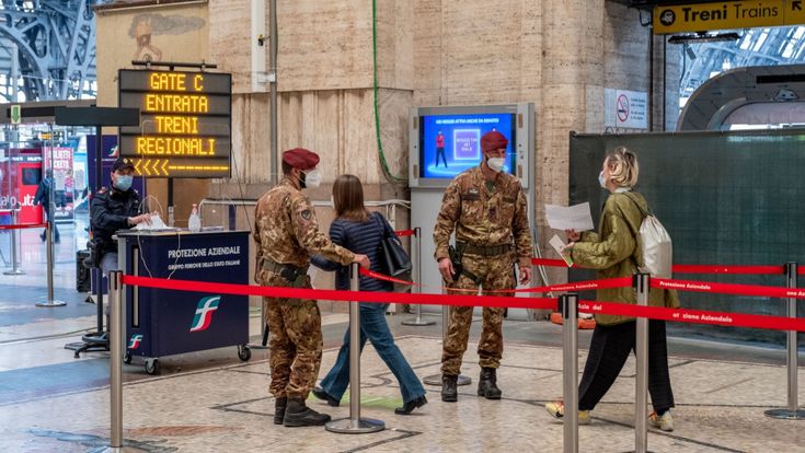 Turismo, passaporti e corridoi il piano del governo per salvare l’estate