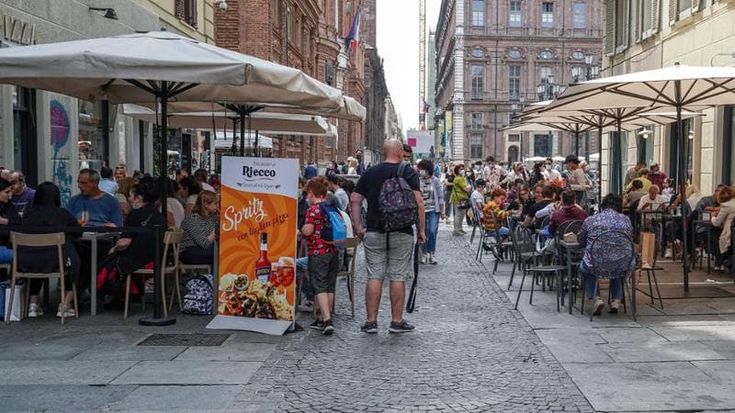 Per i locali di Torino più facile mettere tavolini fuori ma dopo 3 infrazioni perderanno il permesso