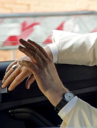 La tonaca del Papa è sfilacciata: lo stile di Francesco diventa virale