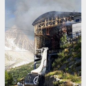 Monte Bianco, in fiamme la telecabina sul versante francese: gli "ovetti" precipitano, lavoratori evacuati in elicottero