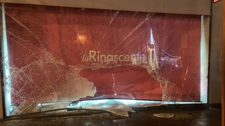 Furto con spaccata alla Rinascente: rubati gioielli e abbigliamento per migliaia di euro