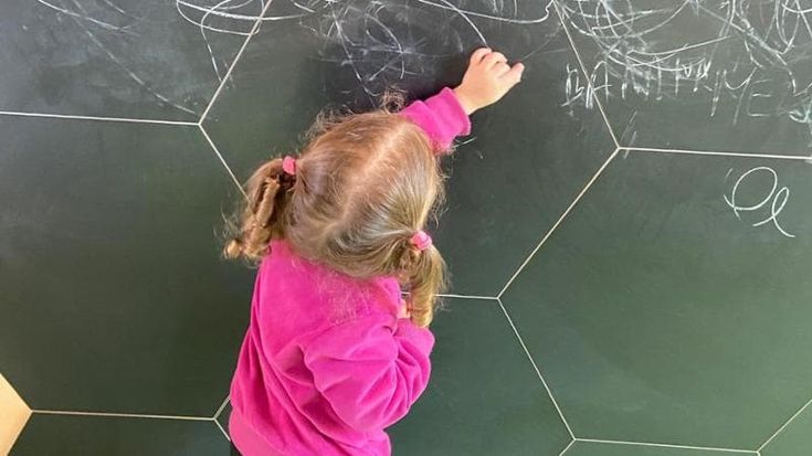 Cresciuta in carcere, Nina a 4 anni rischia di finire in comunità: “Diamole una casa e l’infanzia”