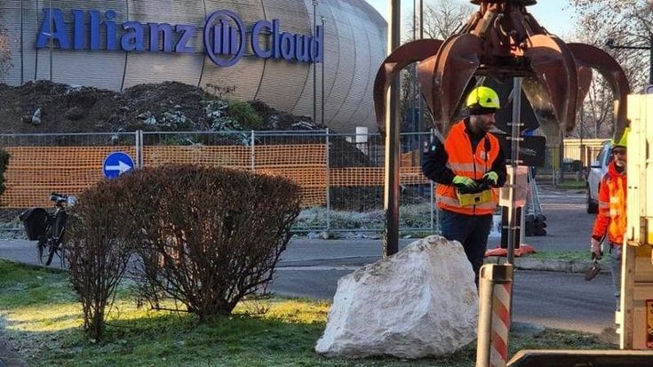 Paletti e massi contro la sosta selvaggia in piazza Stuparich: “I tifosi dell’Olimpia usino i mezzi”