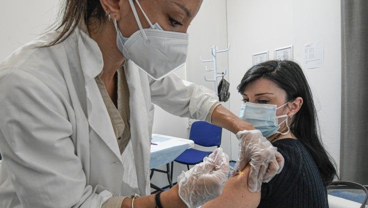 Covid, il nuovo vaccino cinese combina iniezione e spray 