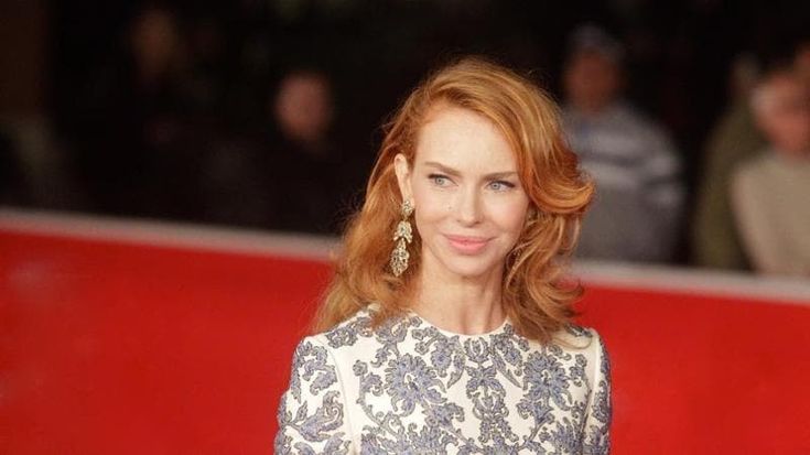 Yvonne Sciò: “Ecco perché lasciai ‘Non è la Rai’ al top del successo. Ho detto no a Tinto Brass e Brad Pitt. Naomi Campbell mi ha riempito di botte. La mia vita oggi? Racconto storie di donne”