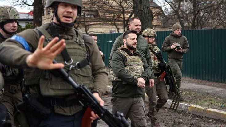 Nel mirino dalla prima notte, la vita blindata di Zelensky inseguito da cecchini e 007