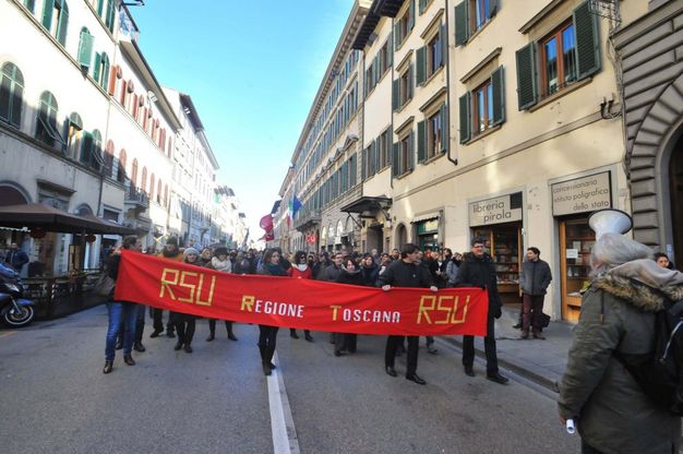 Salari fermi da 8 anni, protesta dei dipendenti della Regione