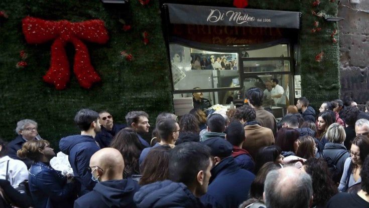 Da Michele a Sorbillo, il grande assalto alle pizzerie a Napoli: "Sforniamo 1200 pizze al giorno"