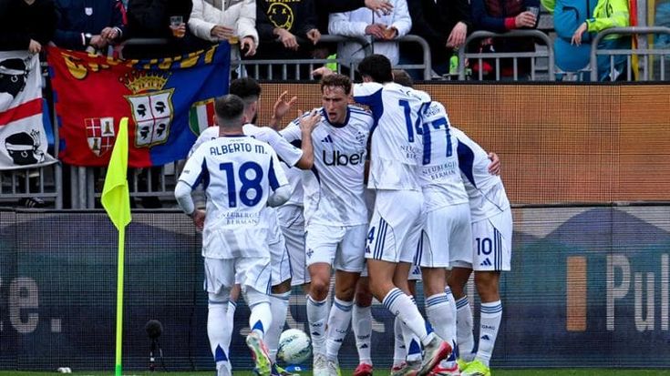 Il Como vince 2-1 a Cagliari e aggancia la zona Champions: è quarto con la Roma