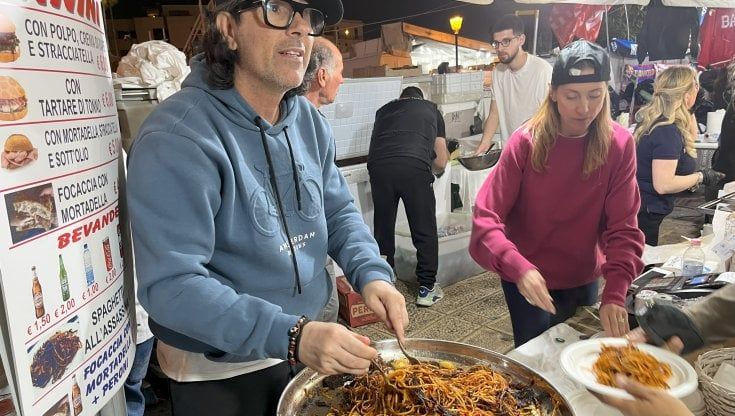 Bari, gli spaghetti all'assassina diventano street food: stand preso d'assalto durante la festa di san Nicola