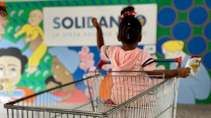 Al social market la spesa si fa anche online all’emporio solidale: riempire il “carrello virtuale” diventa occasione di incontro
