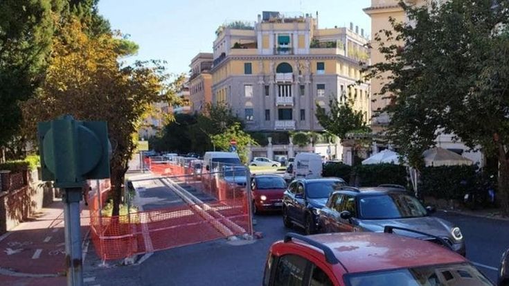 Fratelli d’Italia sfila in auto contro le ciclabili del Campidoglio. Il Pd: “Un corteo surreale”