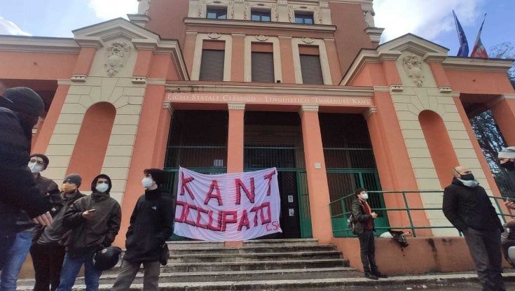 Coronavirus scuola, gli studenti occupano il liceo Kant di Roma: "Stanchi di essere messi all'ultimo posto"