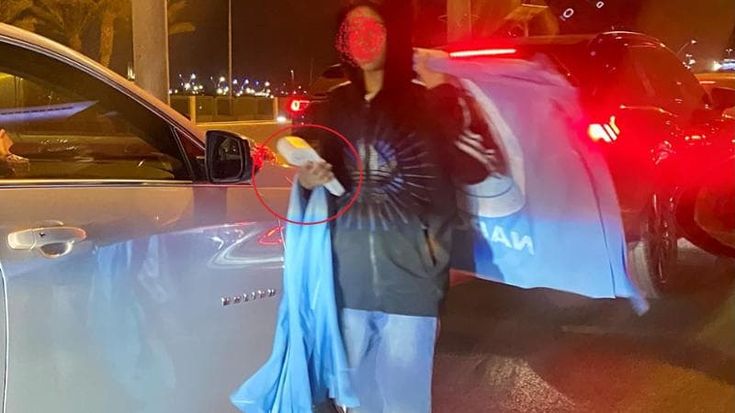 Supercoppa, a Riad bambini sfruttati per vendere in strada sciarpe e bandiere del Napoli. Hanno anche il pos per le carte di credito