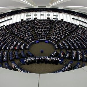 Parlamento europeo: l'aula dice no a una risoluzione pro Ong grazie all'astensione del M5S. Il Pd vota a favore