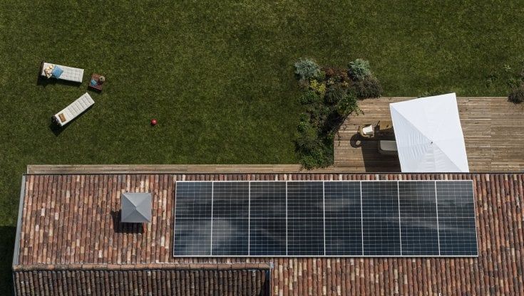 Sempre più italiani autoproducono energia: nel 2025 saranno un milione di persone 