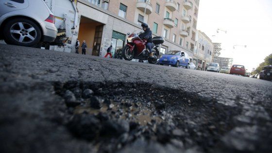 Roma, più crateri che buche. Caos dopo la pioggia e ancora niente bandi