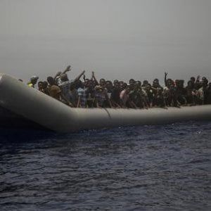 Naufragio al largo della Libia, 45 morti, i 37 superstiti arrestati. L'Onu: "Inaccettabili i ritardi nei soccorsi"