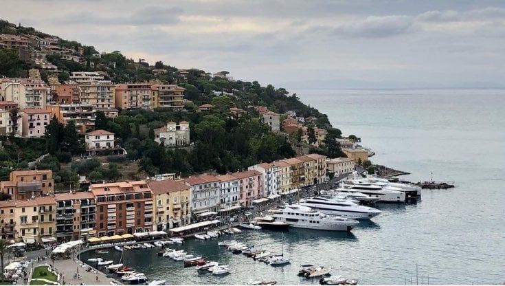 Argentario forever, lo scoglio di Roma, barche, movida e tipi da spiaggia 